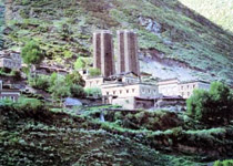 康定朋布西古碉 康定朋布西古碉